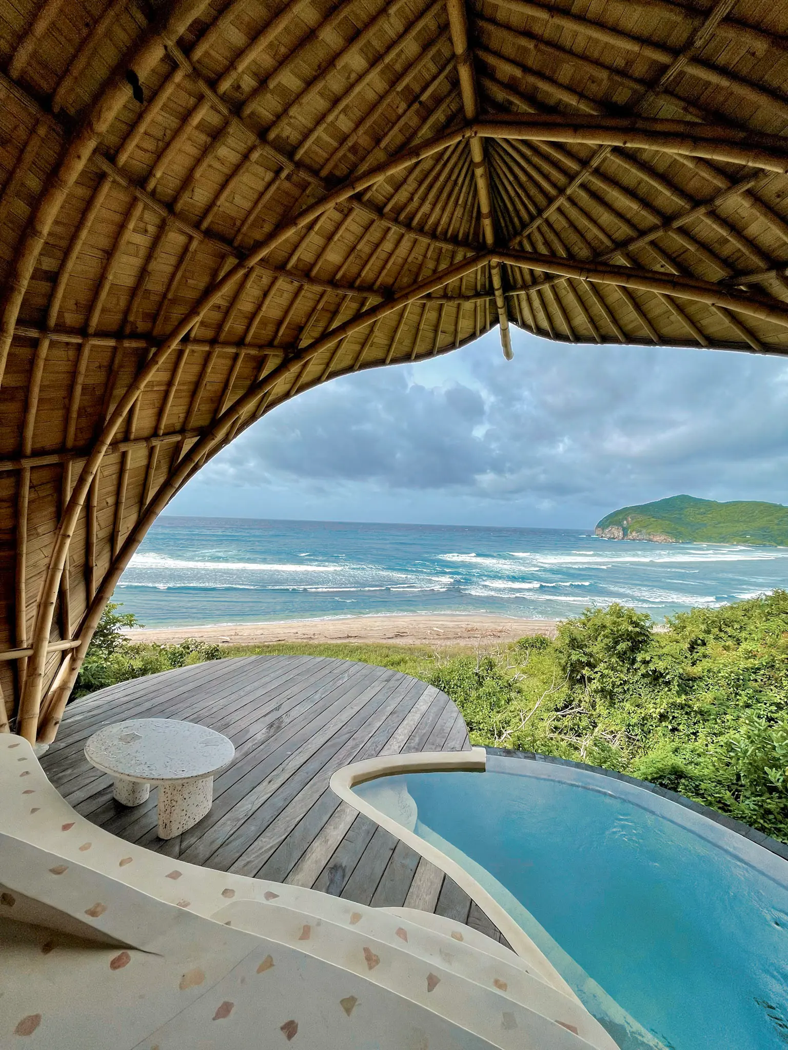 Guest relaxing at private infinity pool of Eco Bamboo Beach Front Lodge overlooking the Indian Ocean — Kini Resort Sumbawa